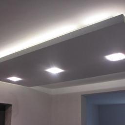 sufit podwieszany z oświetleniem LED