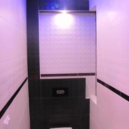łazienka z oświetleniem sufitowym