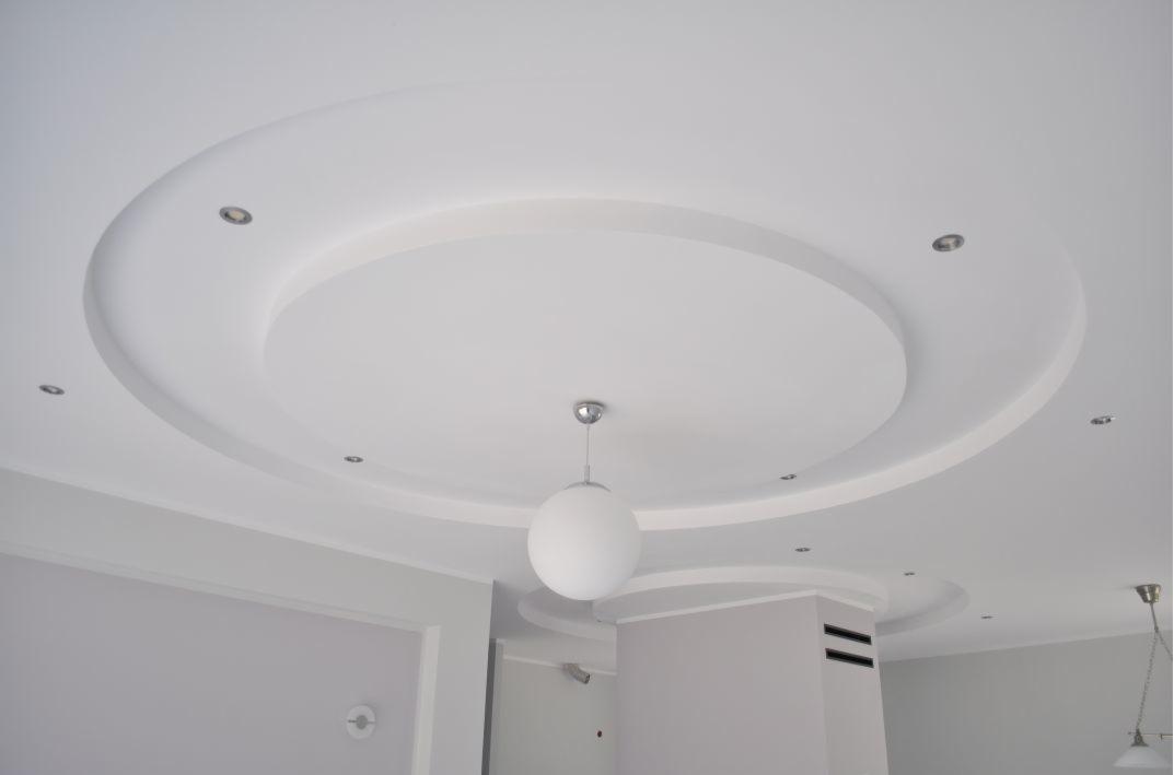 Sufit podwieszany wielopoziomowy z oświetleniem