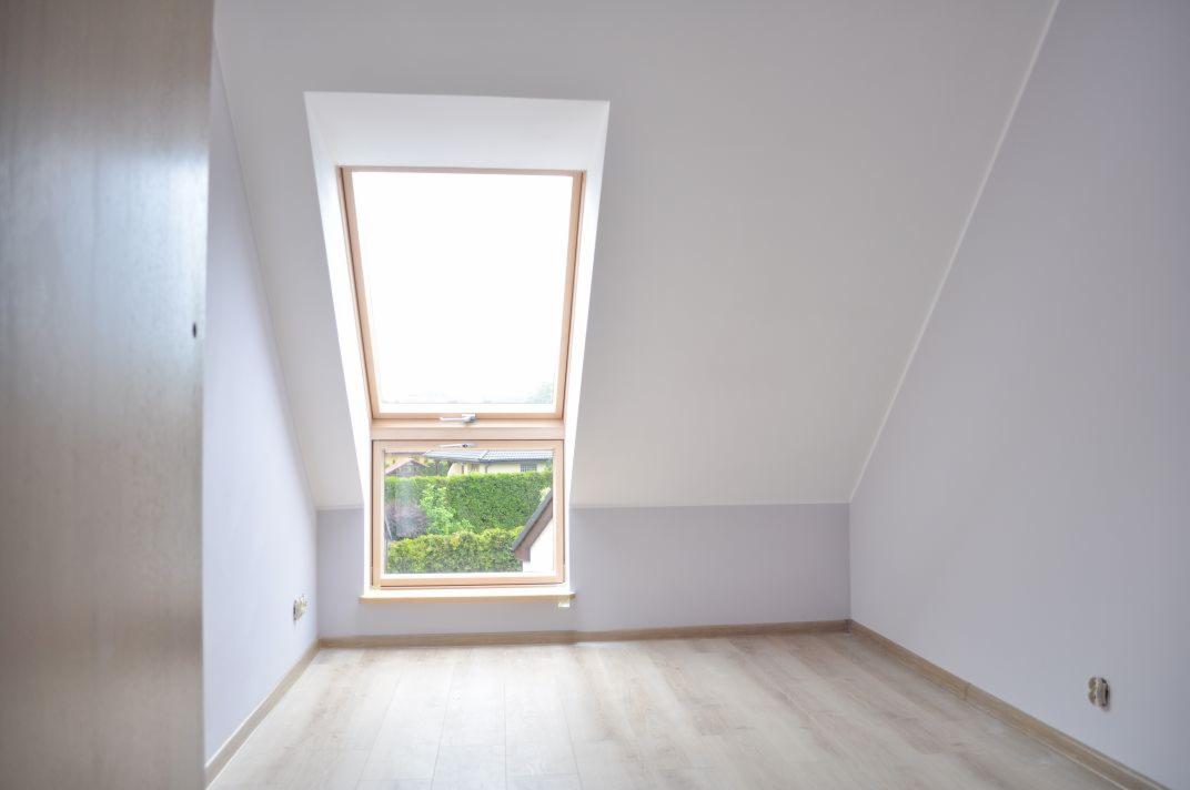 Zabudowa poddasza k-g z panelami podłogowymi