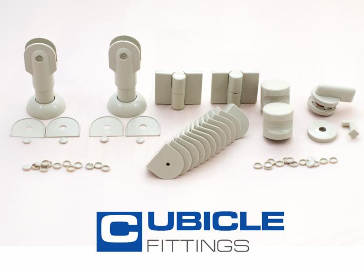 Komplet szarych okuć do kabin sanitarnych z tworzywa sztucznego, w tym nóżki o wysokości 150 mm, zawiasy, zamki i inne elementy montażowe, ułożone na białym tle z widocznym logo producenta.