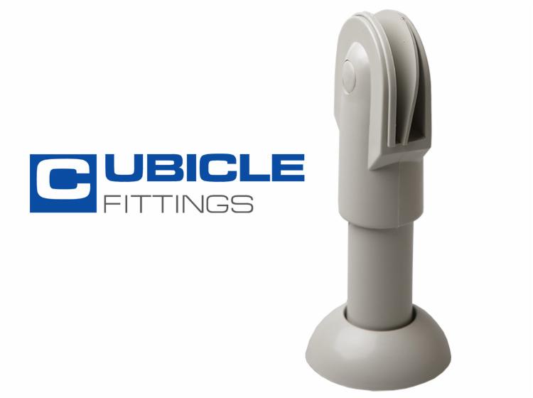 Szara nóżka z tworzywa sztucznego o regulowanej wysokości, z logo firmy Cubicle Fittings po lewej stronie, na białym tle.