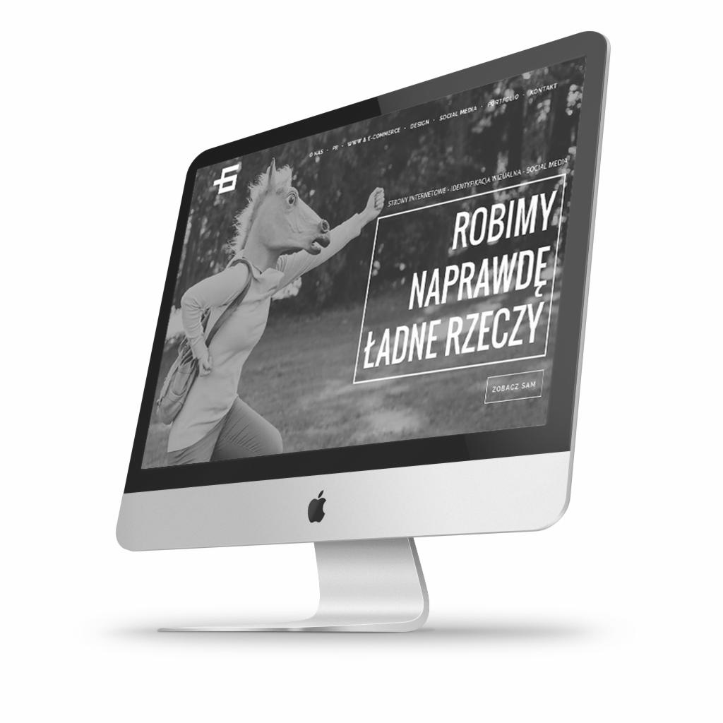 Ekran komputera iMac wyświetlający stronę internetową z motywem osoby w masce konia w biegu oraz tekstem 'ROBIMY NAPRAWDĘ ŁADNE RZECZY'.