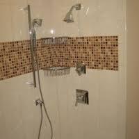 Nowoczesna kabina prysznicowa z mozaiką w odcieniach brązu. Chromowana armatura i deszczownica. Jasne płytki tworzą eleganckie wykończenie wnętrza łazienki.