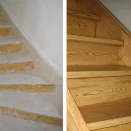 Porównanie drewnianych schodów: po lewej schody w trakcie renowacji z widocznymi śladami farby i przewodami, po prawej odnowione schody z jasnego drewna o wyraźnym rysunku słojów.