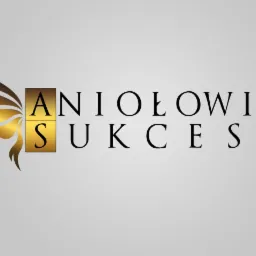 Graficzne logo firmy 'Aniołowie Sukcesu' z motywem złotych skrzydeł i czarnym napisem na jasnoszarym tle. Minimalistyczny design, elegancka typografia.