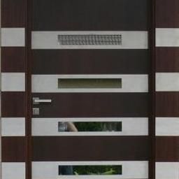 Mp Drzwi - Ciemnobrązowe drzwi zewnętrzne z poziomymi, srebrnymi wstawkami i przeszkleniami. Nowoczesny design z metalową kratką wentylacyjną u góry.