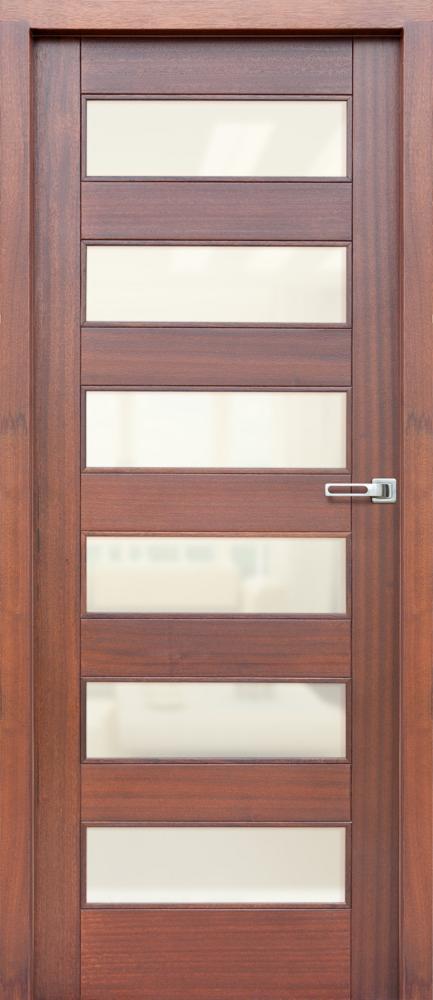 Ciemnobrązowe drzwi wewnętrzne z poziomymi, mlecznymi szybami i srebrną klamką, ukazane na wprost w pełnym kadrze.