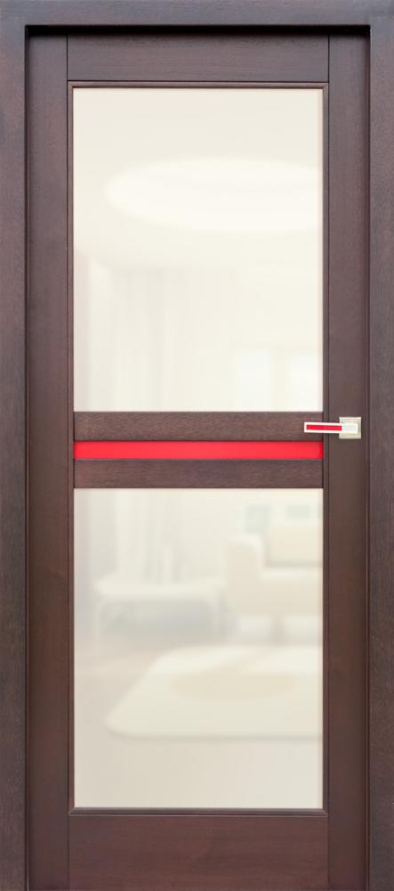 Ciemne, drewniane drzwi wewnętrzne z matową szybą, poziomym, czerwonym akcentem i prostokątną klamką. W tle rozmyte wnętrze pokoju.