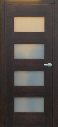 Ciemnobrązowe drzwi wewnętrzne z czterema prostokątnymi przeszkleniami, w tym jedno górne w odcieniu beżu, pozostałe matowe. Widoczna srebrna klamka.