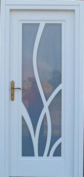 Białe drzwi z szybą i abstrakcyjnym wzorem. Złota klamka po lewej stronie. Nowoczesny design.