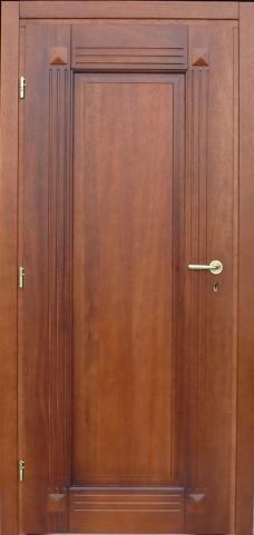 Klasyczne, brązowe drzwi wewnętrzne z dekoracyjnymi frezowaniami i złotą klamką, widoczne zawiasy. Drzwi w stylu retro.