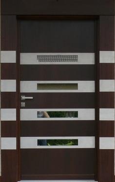 Ciemnobrązowe drzwi zewnętrzne z poziomymi, srebrnymi wstawkami i przeszkleniami. Nowoczesny design z metalową kratką wentylacyjną u góry.