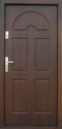Ciemnobrązowe drzwi zewnętrzne z metalową klamką i zamkiem, widoczne wyżłobienia w drewnie, półokrągła dekoracja u góry. Solidne wykonanie.