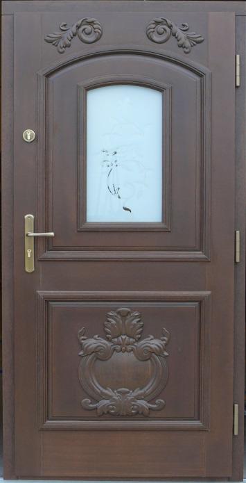 Brązowe drzwi wejściowe z ozdobnymi rzeźbieniami i matową szybą z motywem roślinnym. Klamka i zamek w kolorze złotym.