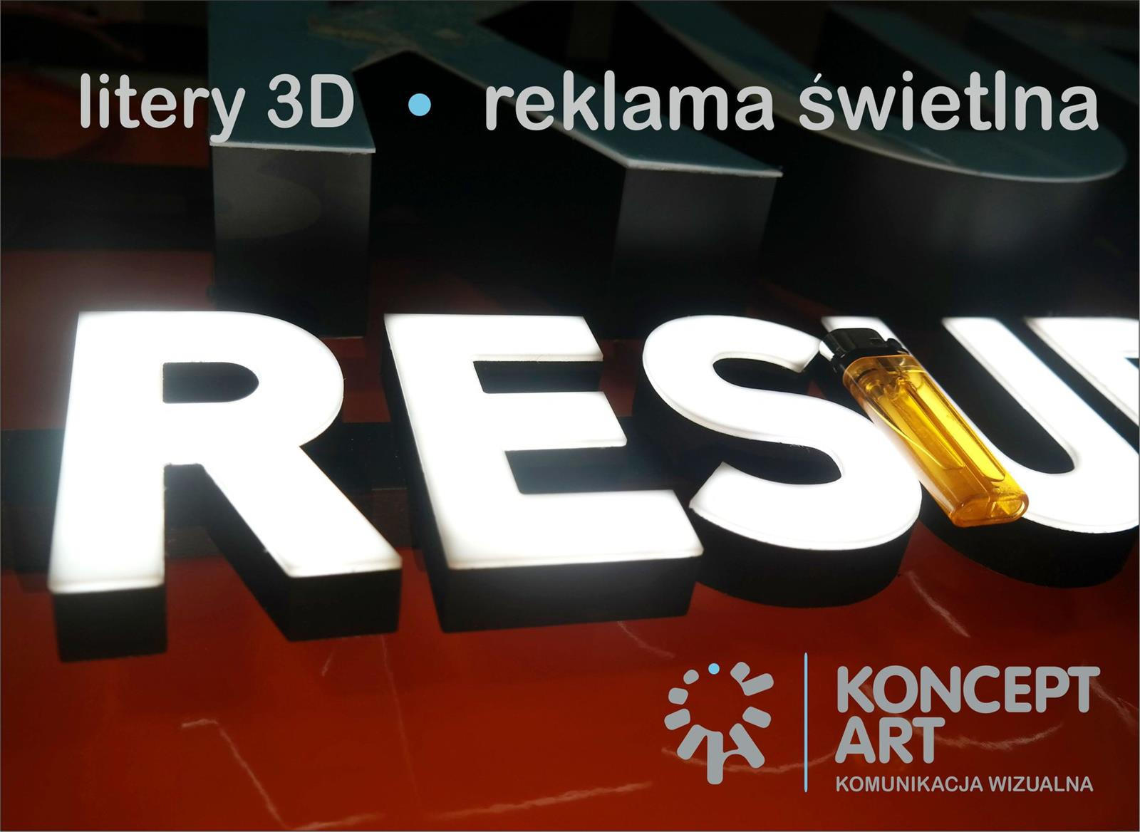 Podświetlane, trójwymiarowe litery z napisem 'RESU' na błyszczącym pomarańczowym tle, z zapalniczką leżącą na literze 'S', oraz logo 'Koncept Art Komunikacja Wizualna' w prawym dolnym rogu.