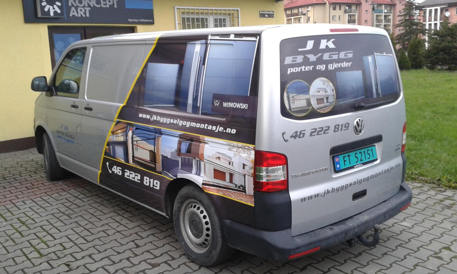 Srebrny samochód dostawczy z oklejeniem reklamowym przedstawiającym okna, drzwi i bramy garażowe firmy JK Bygg, widoczne logo Winowski i numer telefonu.