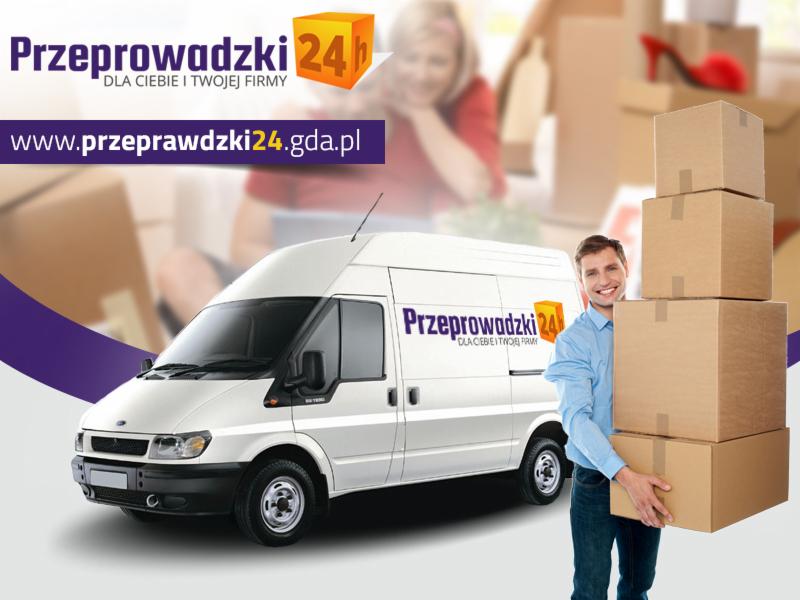 Uśmiechnięty mężczyzna z kartonami na tle białego busa z logo firmy przeprowadzkowej. W tle kobieta przy laptopie i kartony. Grafika reklamowa.