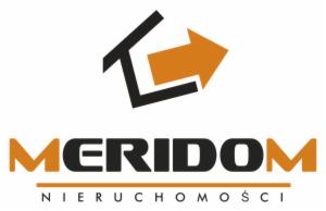 Logo firmy MERIDOM Nieruchomości: czarno-pomarańczowy symbol strzałki nad nazwą. Kontrastowe kolory i wyraźny font.