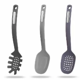 Pięć różnych szpatułek i łyżek kuchennych marki Zwilling w odcieniach szarości, od jasnej do ciemnej, z logo na rękojeści, ustawionych obok siebie na białym tle z delikatnym cieniem.