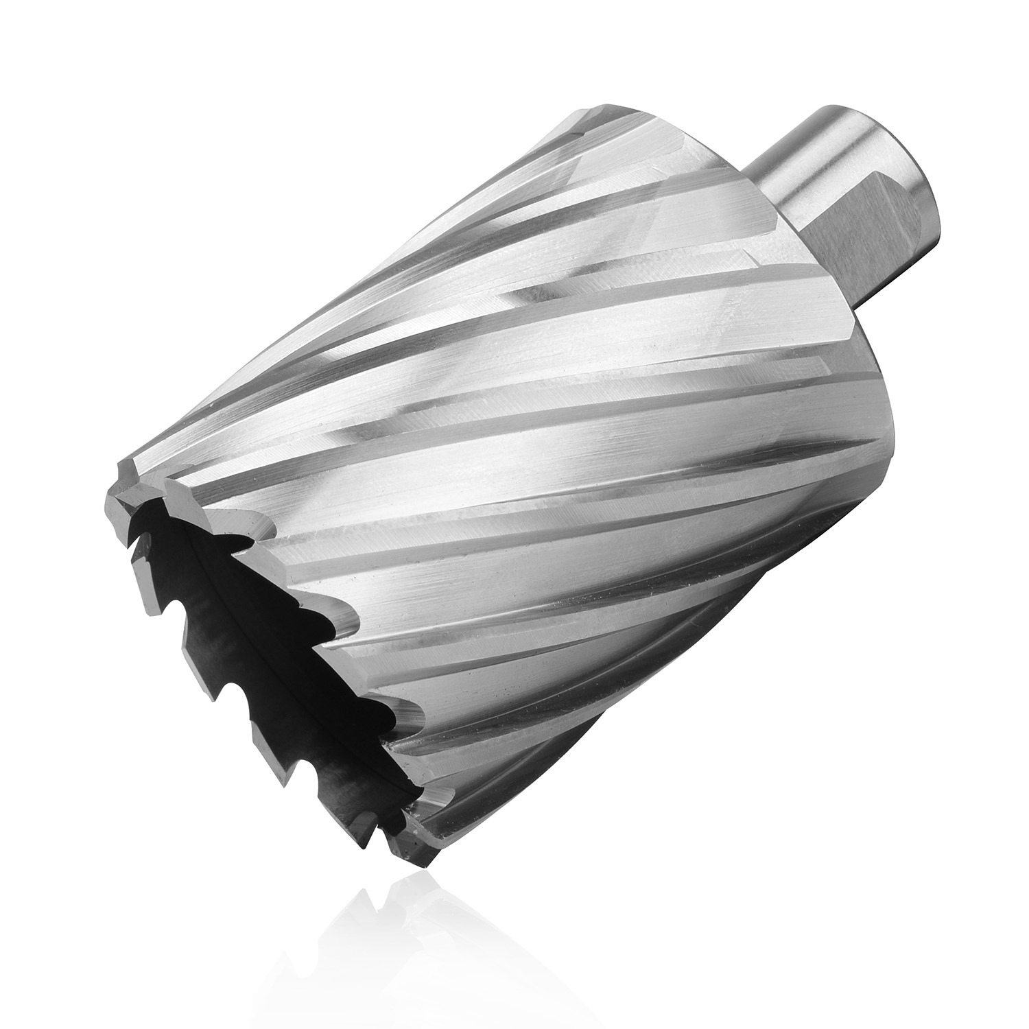 Stożkowe wiertło stopniowe z spiralnymi rowkami i sześciokątnym uchwytem, wykonane z polerowanej stali, widoczne pod kątem na białym tle z odbiciem.