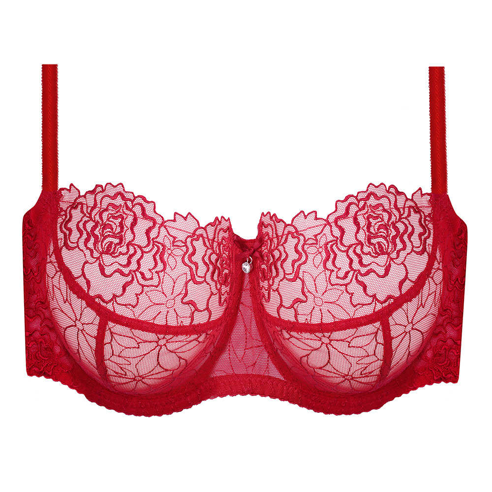 Czerwony, koronkowy biustonosz typu balkonetka z motywem kwiatowym i małą ozdobą z kryształkiem pośrodku, prezentowany na białym tle.