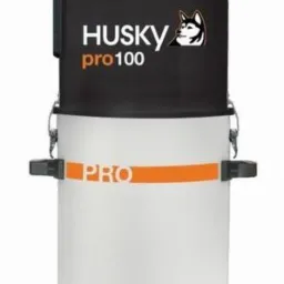 Czarno-biały odkurzacz centralny Husky Pro 100 z pomarańczowymi akcentami i logo przedstawiającym głowę psa rasy husky.