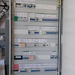 Zmodernizowana rozdzielnia domu jednorodzinnego z fotowoltaiką i magazynem energii