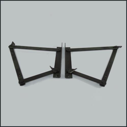 Dwa metalowe mechanizmy zawiasowe, symetrycznie rozłożone, z widocznymi nitami i elementami mocującymi, na jednolitym tle.