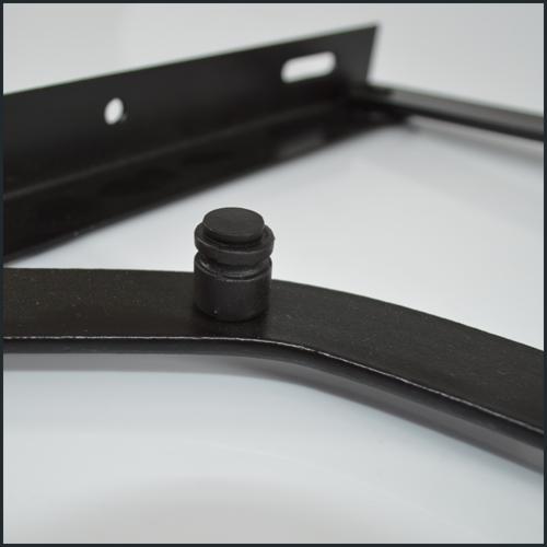 Czarny, metalowy element konstrukcyjny z gumowym amortyzatorem, detal w zbliżeniu na białym tle, widoczne otwory montażowe.