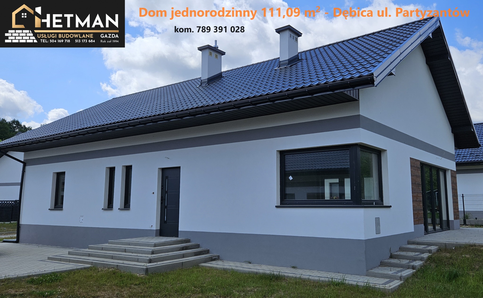 Gotowy dom jednorodzinny o powierzchni 111,09 m² z ciemną dachówką, białymi ścianami z szarym cokołem i ciemną stolarką okienną, zlokalizowany w Dębicy przy ul. Partyzantów.