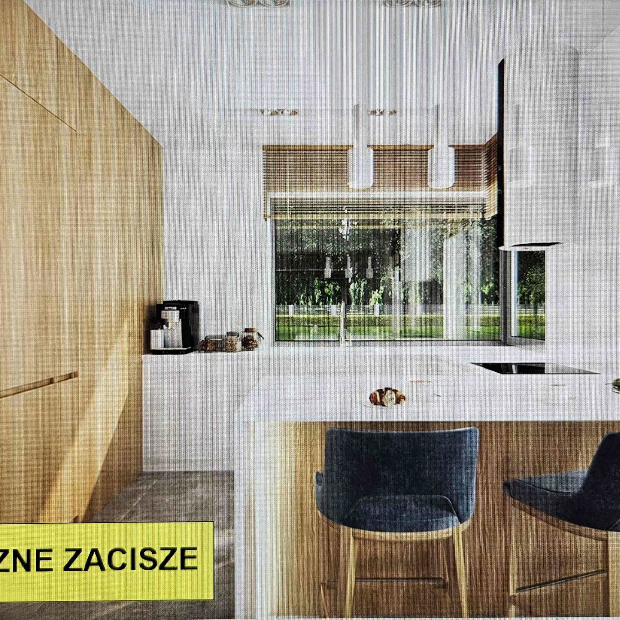 Nowoczesna kuchnia z drewnianymi akcentami, oświetleniem punktowym i dużym oknem z widokiem na zieleń, uzupełniona wysokimi krzesłami barowymi z ciemnego weluru.