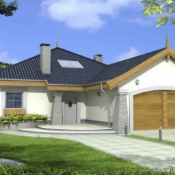 Projekt domu jednorodzinnego z garażem, białą elewacją i ciemną dachówką. Widoczne detale architektoniczne i zadbany trawnik.