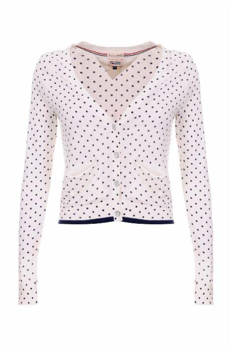 Kremowy kardigan damski w granatowe kropki, zapinany na guziki, z długim rękawem i dekoltem w serek. Widoczne kieszenie i granatowe wykończenie dołu.