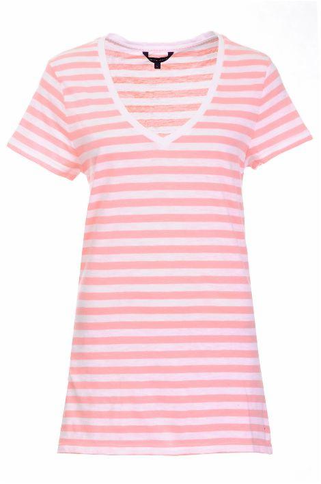 Bawełniana koszulka damska w biało-różowe paski z krótkim rękawem i dekoltem w serek, prezentowana na białym tle. Widoczna metka.