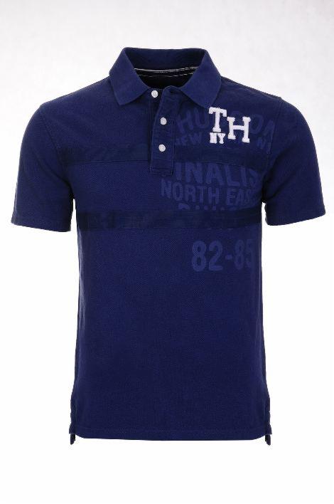 Granatowa koszulka polo z krótkim rękawem, z białym napisem 'TH' i numerami, na białym tle. Widok z przodu, oświetlenie studyjne.