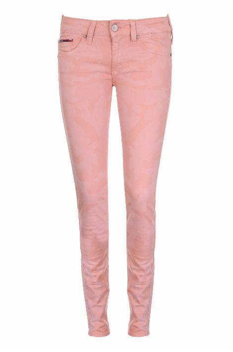 Różowe, dopasowane dżinsy z delikatnym wzorem, prezentowane na białym tle. Widoczne detale: kieszenie, guziki, szlufki. Klasyczny krój.