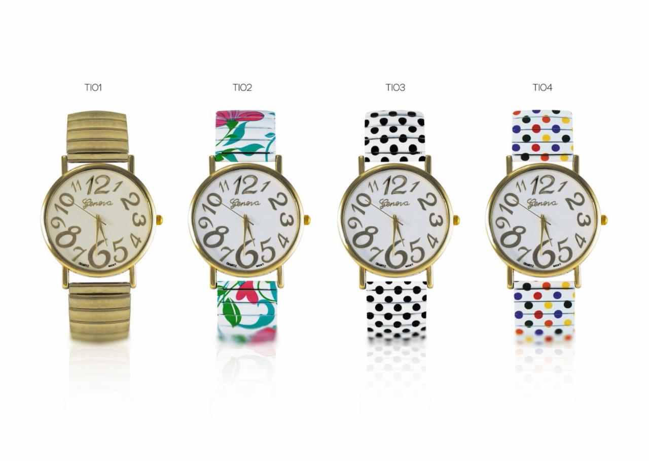 Cztery damskie zegarki na białym tle, każdy z innym paskiem: złoty bransoletowy, biały w kwiaty, biały w czarne kropki i biały w kolorowe kropki. Zegarki mają złote obramowania i białe tarcze...