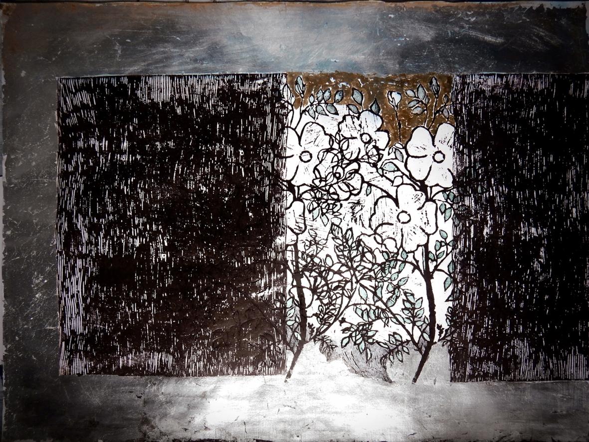 Abstrakcyjna grafika z motywem kwiatów i drzew na tle ciemnej, teksturowanej przestrzeni, otoczona srebrną ramą. Unikalna kompozycja.