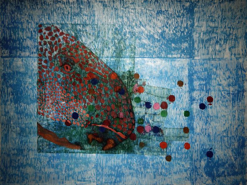 Abstrakcyjna grafika przedstawia głowę ryby w odcieniach czerwieni i zieleni na tle błękitnych, linearnych tekstur. Kolorowe kropki tworzą iluzję podwodnego świata.