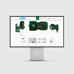Ekran monitora prezentujący stronę internetową z zielonymi elementami sterującymi przemysłowymi i sekcją z ikonami do pobrania dokumentacji technicznej.