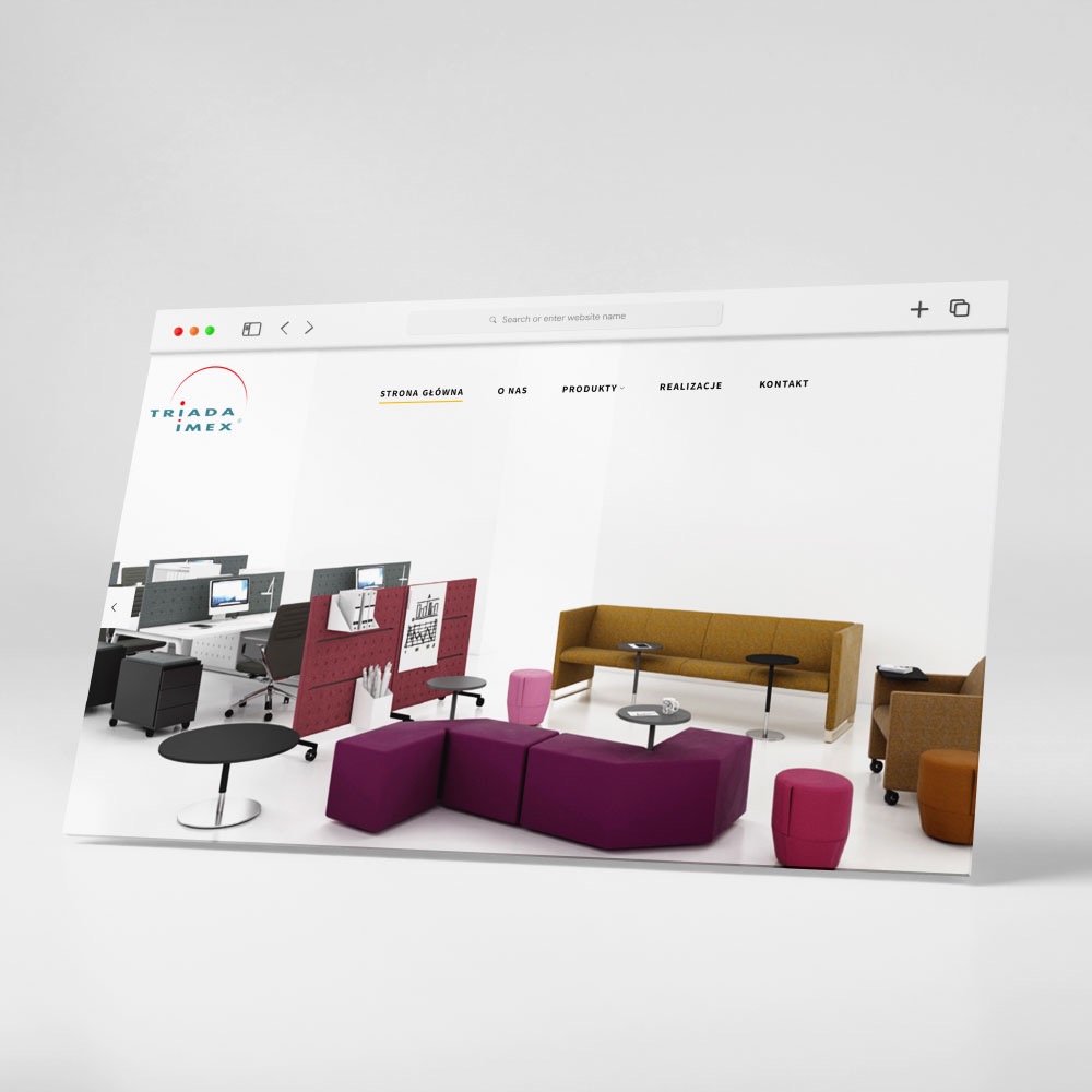Ekran laptopa prezentujący stronę internetową firmy Triada Imex z aranżacją biurową: biurka, krzesła, sofy i pufy w nowoczesnym stylu.