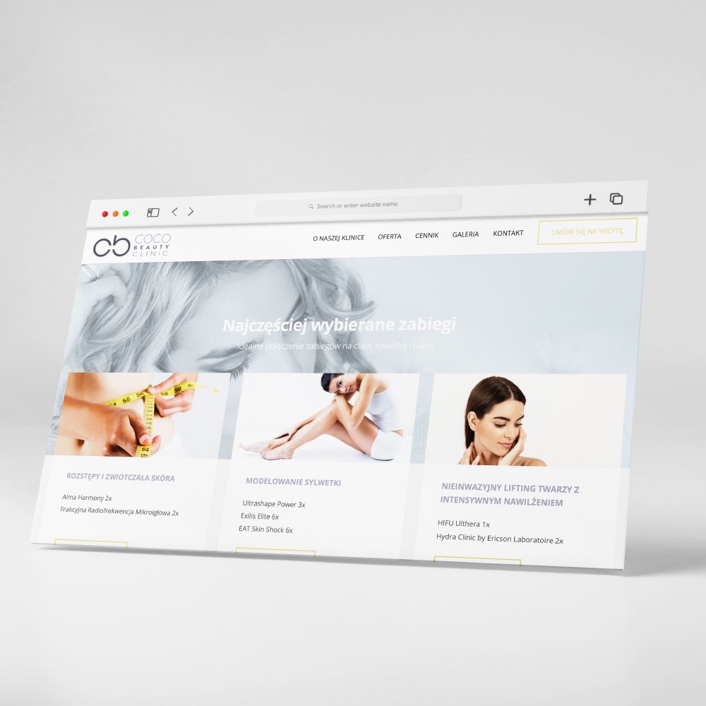 Ekran komputera wyświetla stronę internetową kliniki urody Coco Beauty Clinic, prezentującą ofertę zabiegów modelowania sylwetki, liftingu twarzy i redukcji rozstępów.