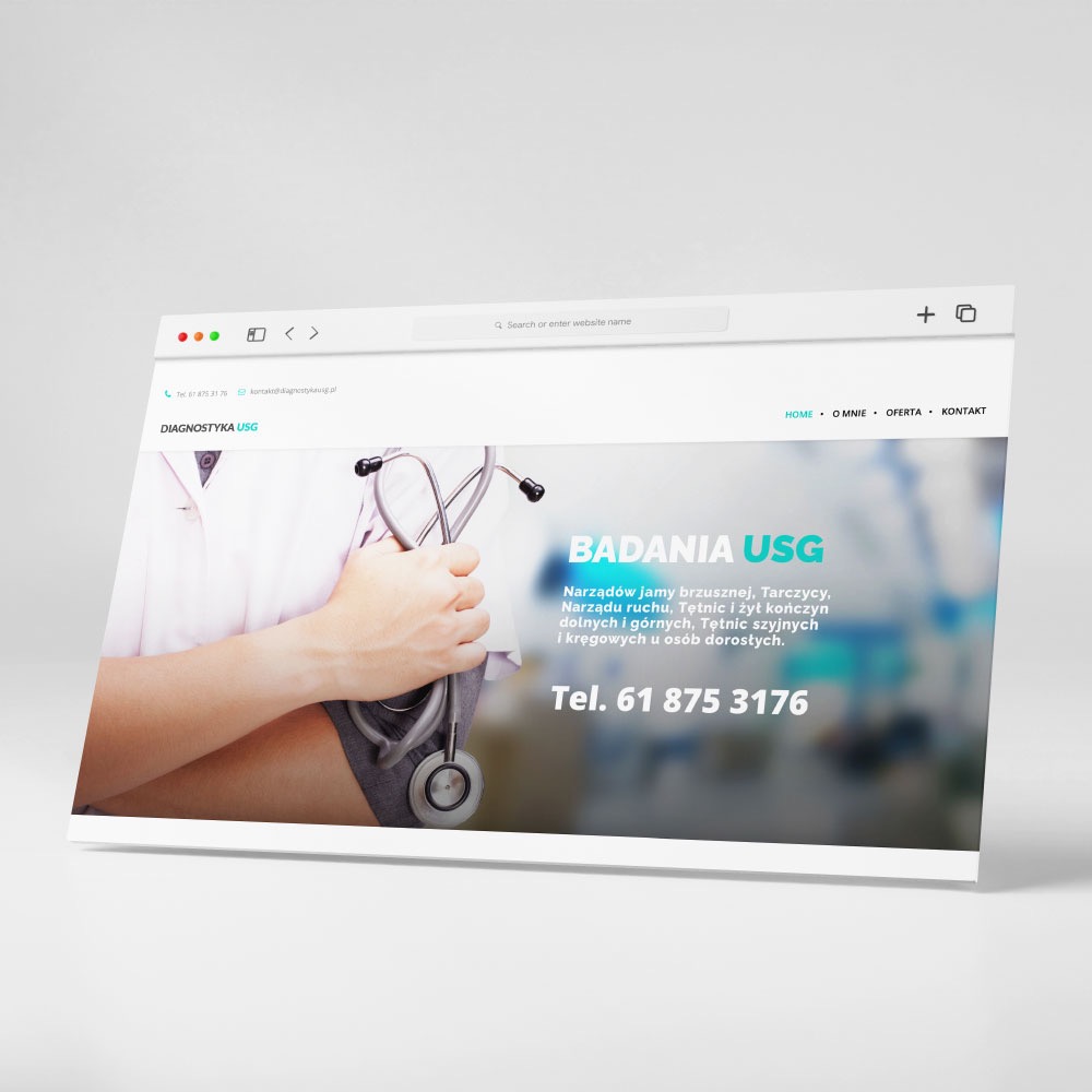 Ekran laptopa prezentujący stronę internetową firmy Diagnostyka USG z widocznym stetoskopem w rękach lekarza i informacjami o badaniach USG.