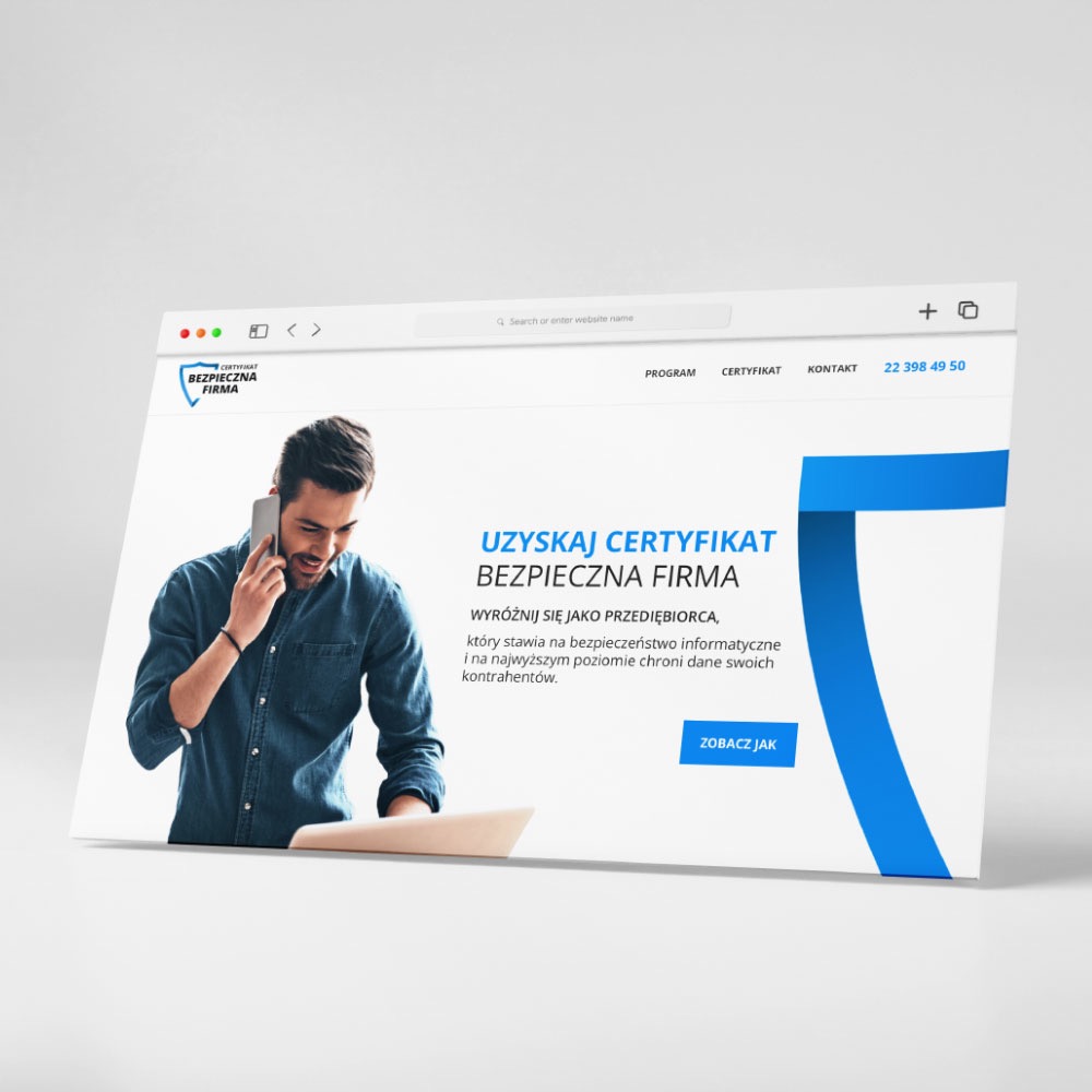 Mężczyzna rozmawia przez telefon na tle ekranu laptopa prezentującego stronę internetową firmy oferującej certyfikaty bezpieczeństwa.