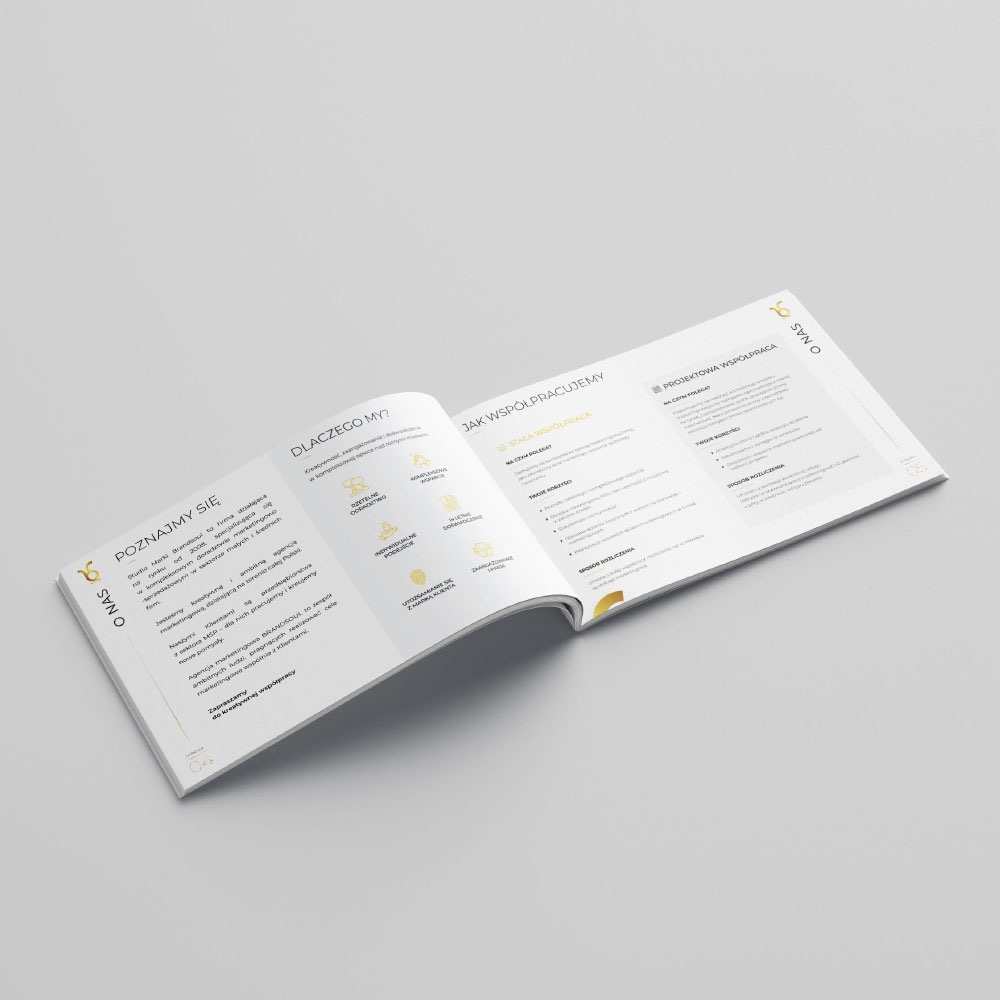 Otwarta broszura firmowa prezentująca ofertę agencji marketingowej, z tekstem i ikonami w odcieniach złota na białym tle, ukazująca proces współpracy i wartości firmy.