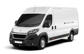 Biały samochód dostawczy Peugeot Boxer z wysokim dachem, zaparkowany na białym tle, widok z boku.