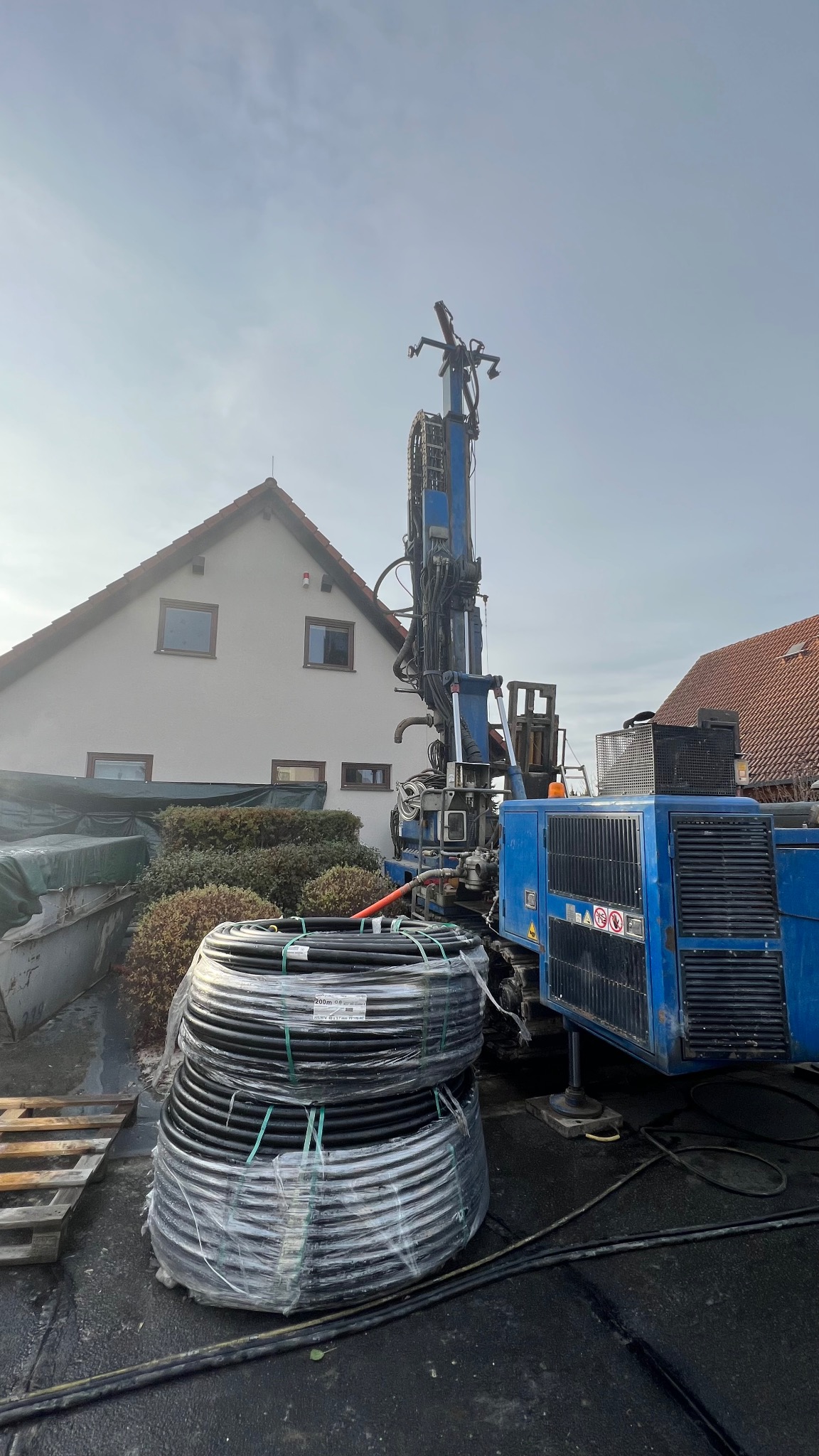 Nawet przy białej ścianie można wiercić :).