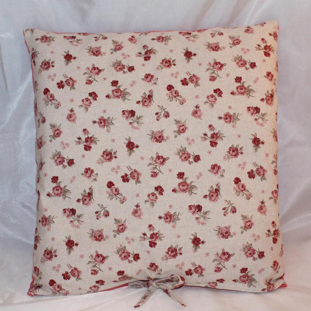 Kwadratowa poduszka dekoracyjna w kwiaty, z wiązaniem na dole, rękodzieło z Żar. Idealna jako element wystroju wnętrz, prezent.