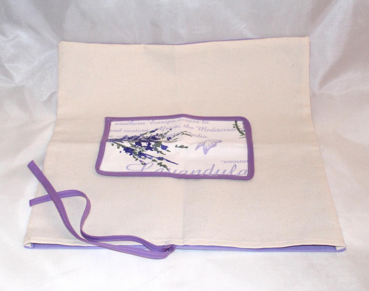 Otwarty, beżowy worek z lawendowym motywem i fioletowymi wstążkami, idealny na upominki. Subtelny wzór lawendy dodaje elegancji.